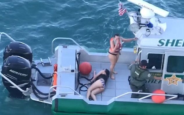 #Video Evitan que barco golpee a dos jóvenes