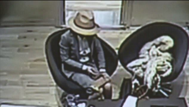 #Video Joyero encierra a una ladrona dentro de su tienda en Florida