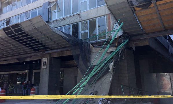 Caída de estructura metálica lesiona a dos en Benito Juárez