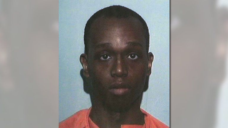 Acusan a hombre de chupar los pies de una mujer Acusan a hombre de chupar los pies de una mujer