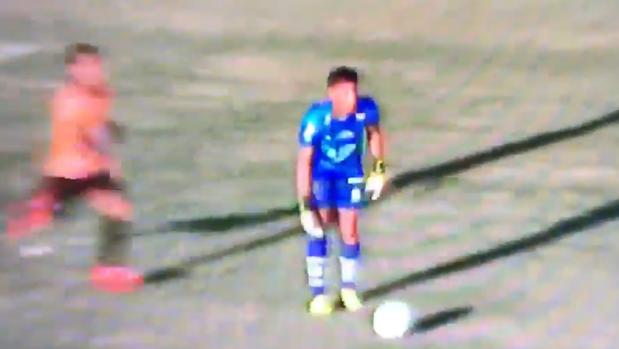 #Video jugador marca gol gracias a que se escondió detrás de la portería
