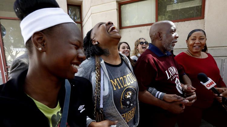 Luego 32 años preso por error, lo declaran inocente - la-me-andrew-wilson-release-pictures