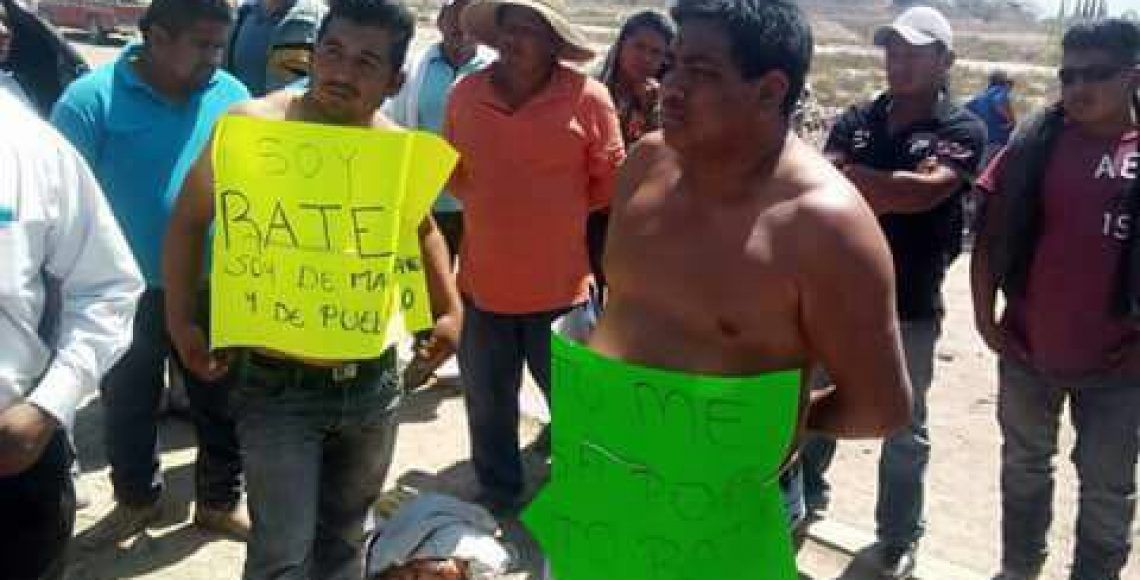 Detienen y exhiben con cartulinas a dos ladrones en Hidalgo