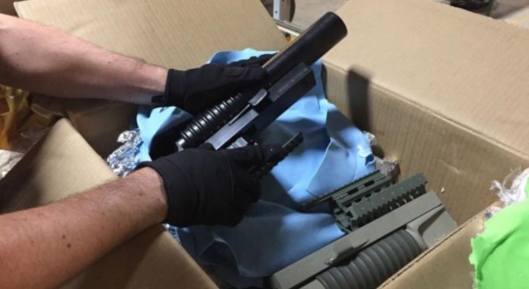 Encuentran lanzagranadas en empresa de paquetería en Morelia