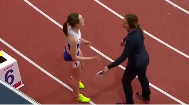 Video: mujer trata de impedir vuelta olímpica de corredora Video: mujer trata de impedir vuelta olímpica de corredora