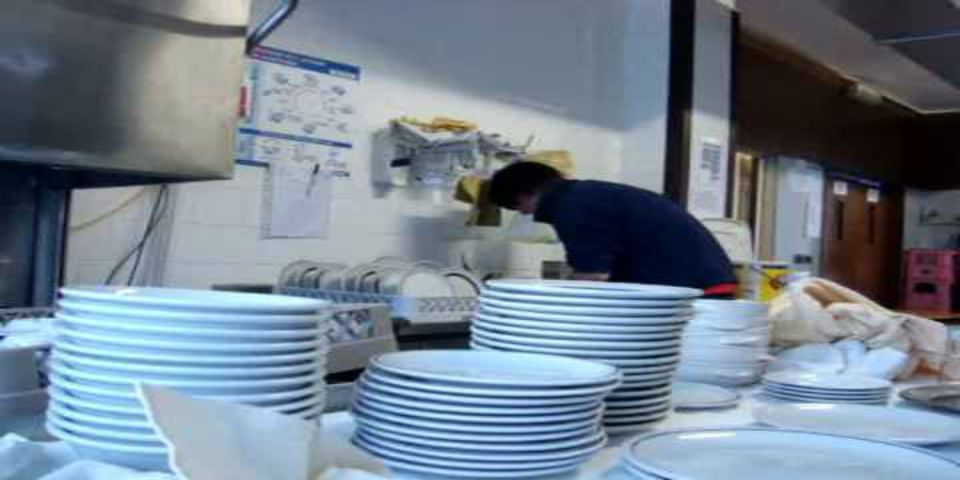 ¿Puede pagarse la cuenta del restaurante lavando platos?