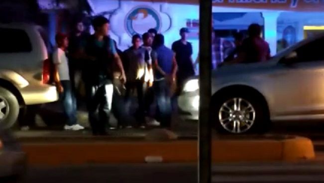 #Video Policías entregan a jóvenes detenidos a grupo armado