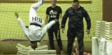 #Viral consigue récord Guinness al romper 111 ladrillos con la cabeza