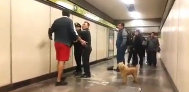 #Video Agreden a policías del Metro por pedir a usuario llevar a su perro con cadena