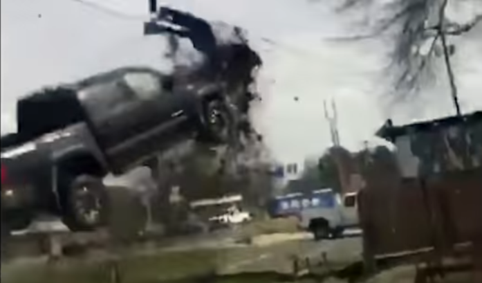 Video: camioneta sale volando durante persecución