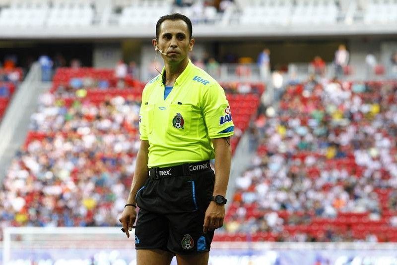 Árbitro que inició el paro de silbantes valida gol con la mano en León vs. Toluca