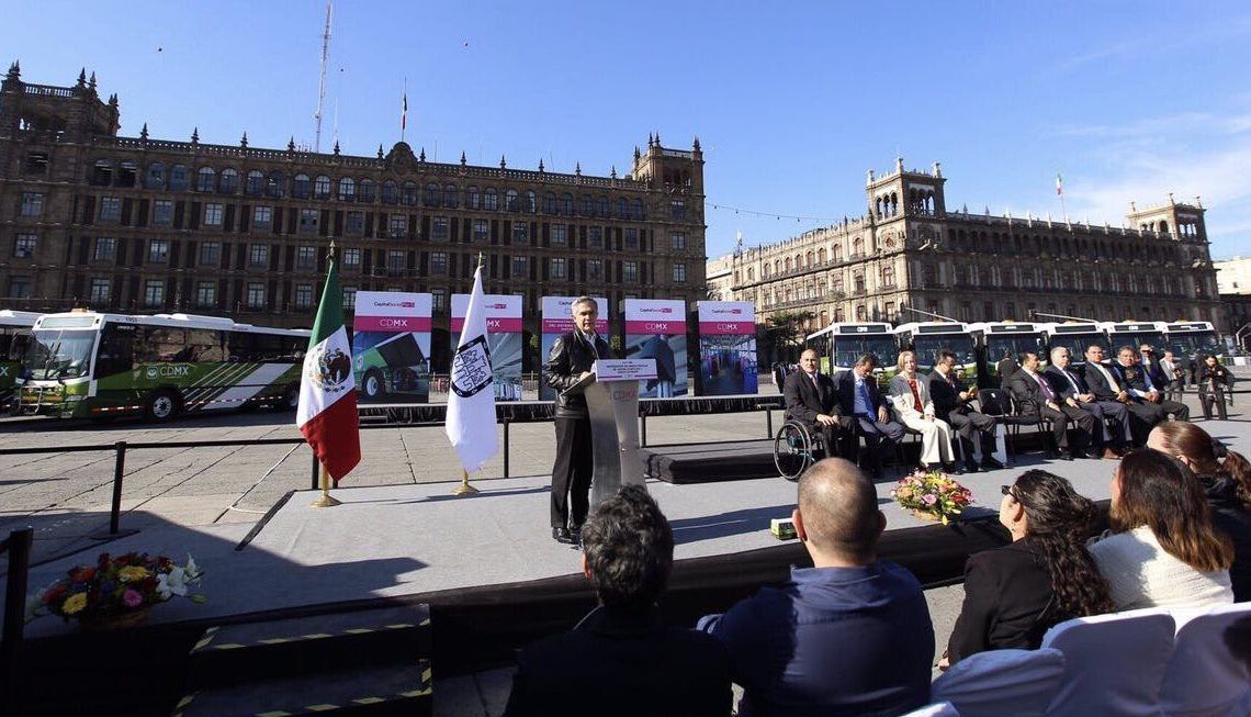 Gobierno de la capital presenta 74 autobuses en la Ciudad de México