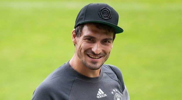 Mats Hummels desea feliz cumpleaños a su “gemelo” Alanís