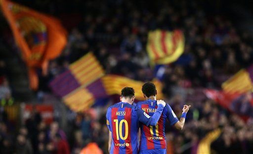 Video: aficionados impiden a Messi salir del Camp Nou