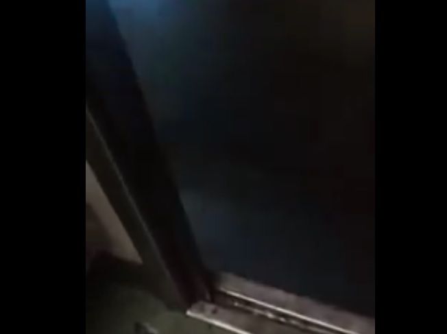 Video: vagón del Metro circula con las puertas abiertas