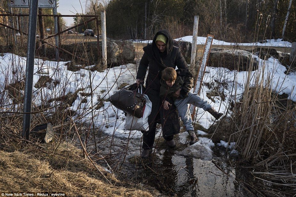 Decenas de migrantes abandonan Estados Unidos hacia Canadá en la noche - migrantes-canadá-3