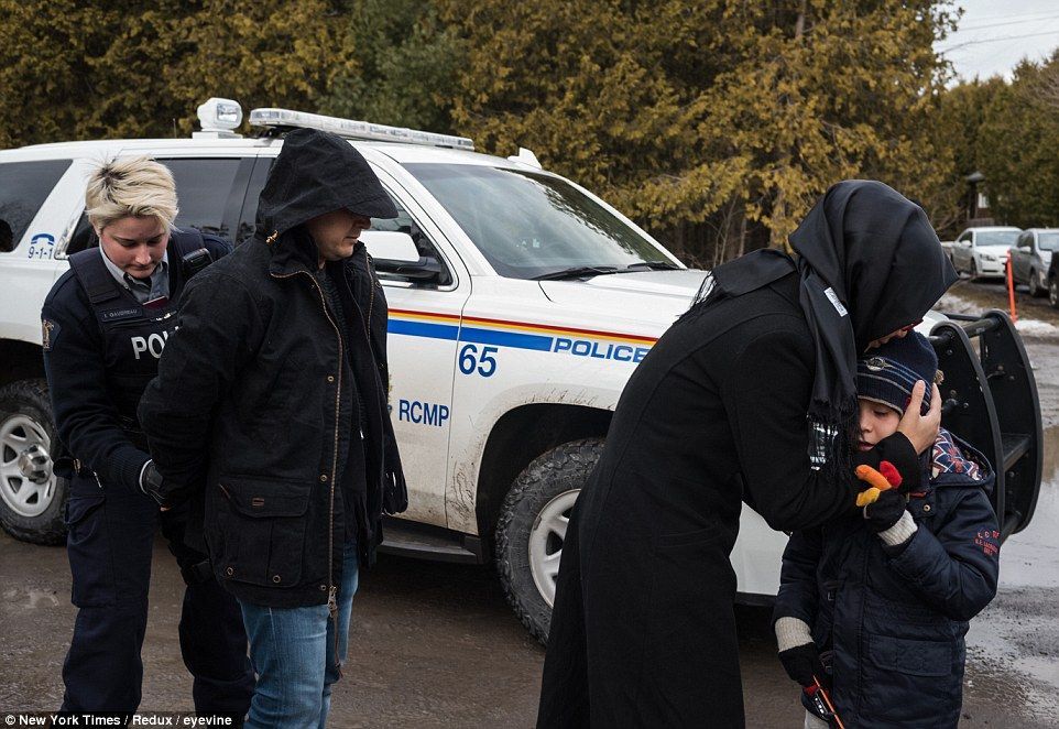 Decenas de migrantes abandonan Estados Unidos hacia Canadá en la noche - migrantes-canadá-5