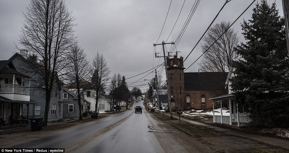 Decenas de migrantes abandonan Estados Unidos hacia Canadá en la noche - migrantes-canadá-6