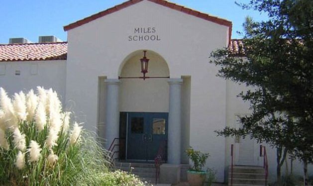 Ladrón atrapado en reja queda expuesto en calzones