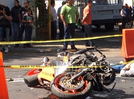 Muere motociclista al impactar contra microbús en Tasqueña - motociclista-2