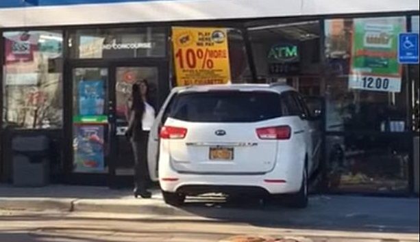 #Video Mujer encara a dos hombres tras accidente en gasolinera