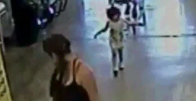 Video: mujer abandona a su hija de dos años en centro comercial