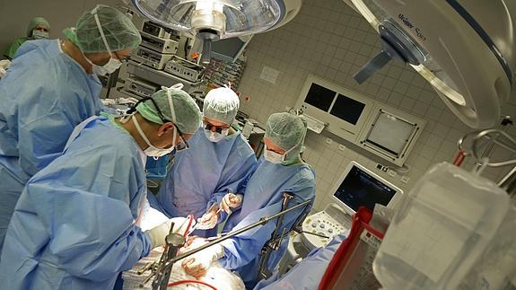 Extraen tumor de más de 60 kilos a mujer - médicos