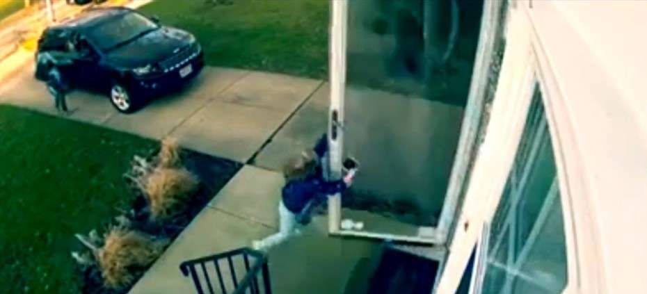 Video: ráfaga de viento lanza a niña por los aires