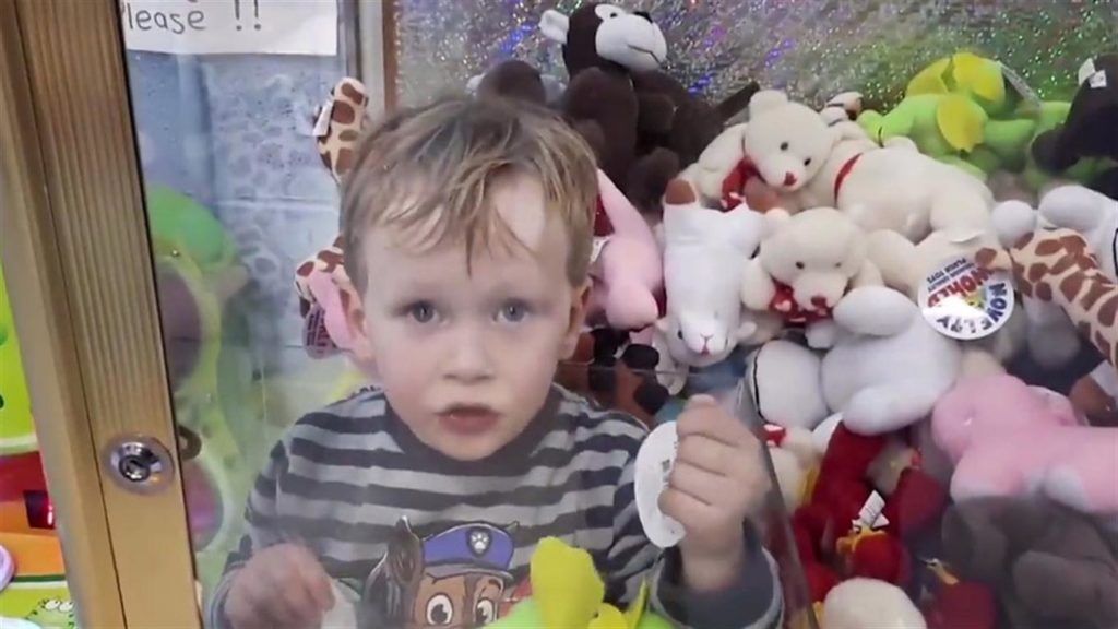 Video: niño queda atrapado en máquina de muñecos - niño-atrapado-en-máquina-de-muñecos-1024x576