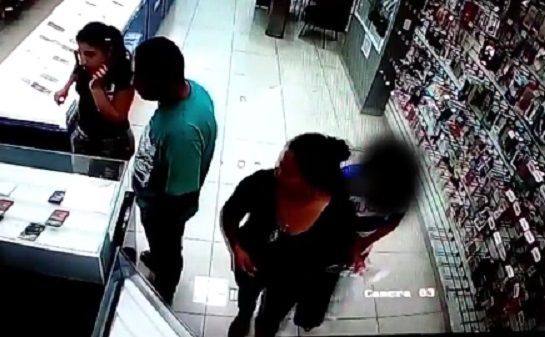#Video Mujer y niño roban celular en Coahuila