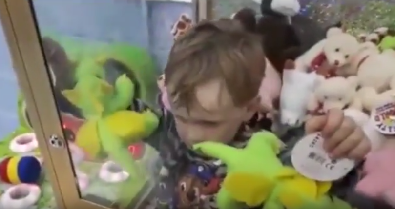 Video: niño queda atrapado en máquina de muñecos