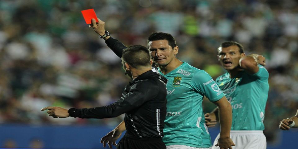 Suspenden siete partidos a Novaretti