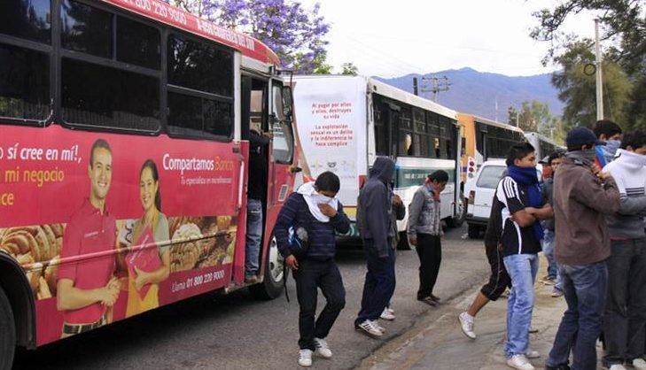 Normalistas secuestran 14 autobuses en Oaxaca