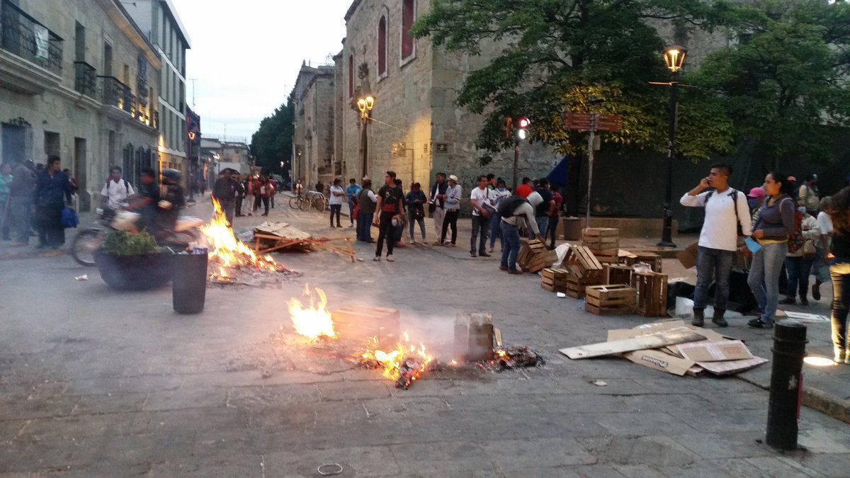 Normalistas retiran campamento frente al Palacio de Gobierno de Oaxaca - oaxk