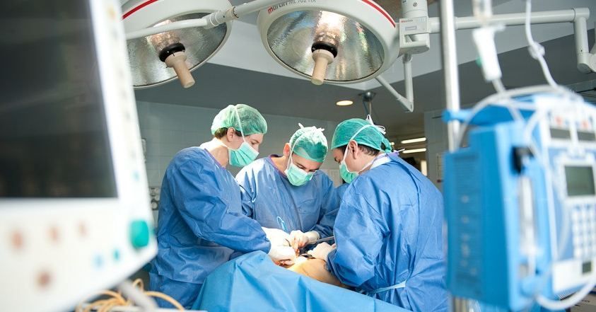 Extraen tumor de más de 60 kilos a mujer