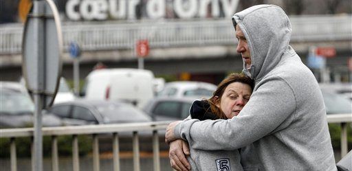 Reanuda operaciones aeropuerto de París tras muerte de sujeto