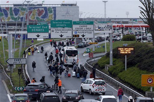 Reanuda operaciones aeropuerto de París tras muerte de sujeto - orly2