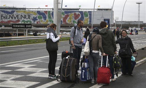 Reanuda operaciones aeropuerto de París tras muerte de sujeto - orly4