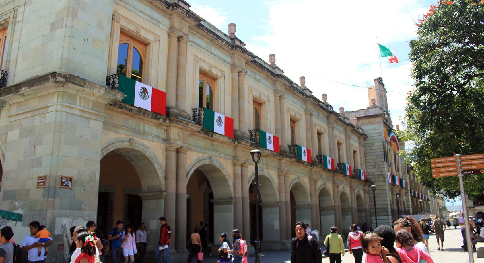 Normalistas retiran campamento frente al Palacio de Gobierno de Oaxaca