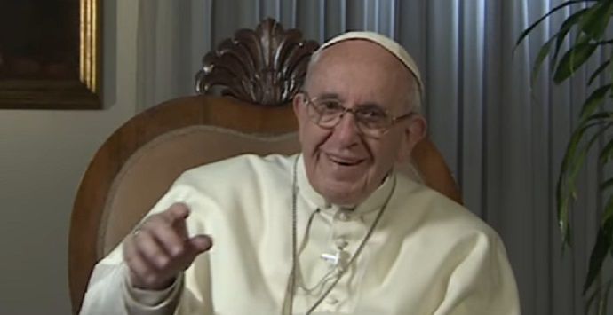 Papa Francisco pide por cristianos tratados como delincuentes