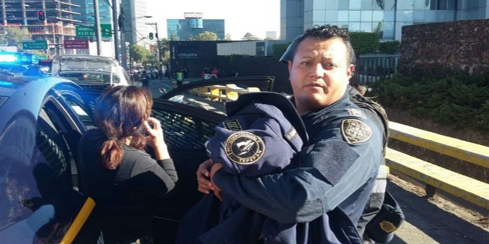 Policías ayudan en parto ocurrido en Insurgentes