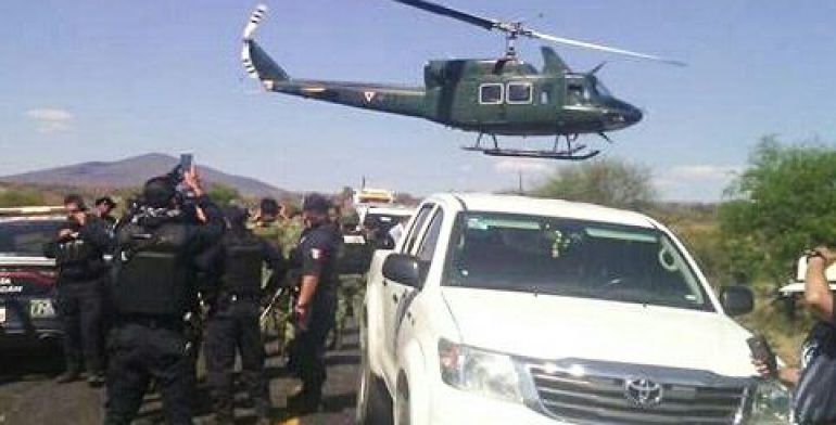 Mueren soldado y policía al accidentarse su patrulla en Michoacán