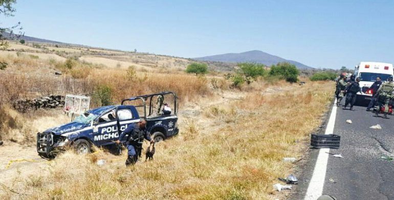 Mueren soldado y policía al accidentarse su patrulla en Michoacán - patrulla
