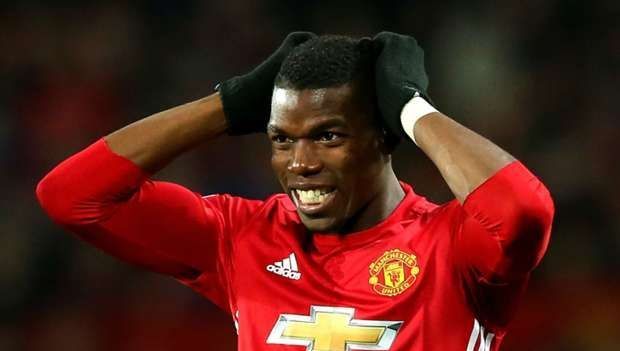 Video: aficionados lanzan plato a Pogba en restaurante