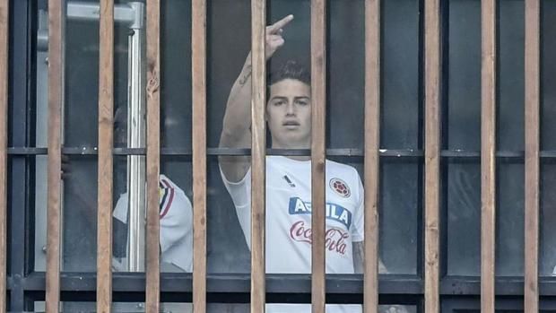 James Rodríguez hace seña obscena a reporteros