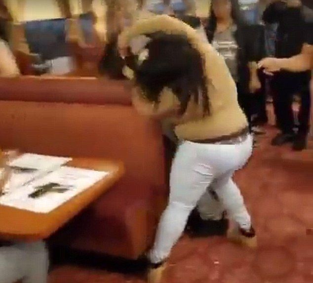 #Video Mujeres pelean a golpes en restaurante de Pensilvania - pelea-2