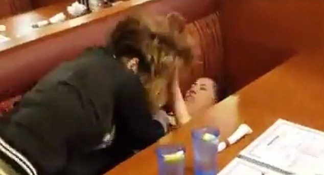 #Video Mujeres pelean a golpes en restaurante de Pensilvania