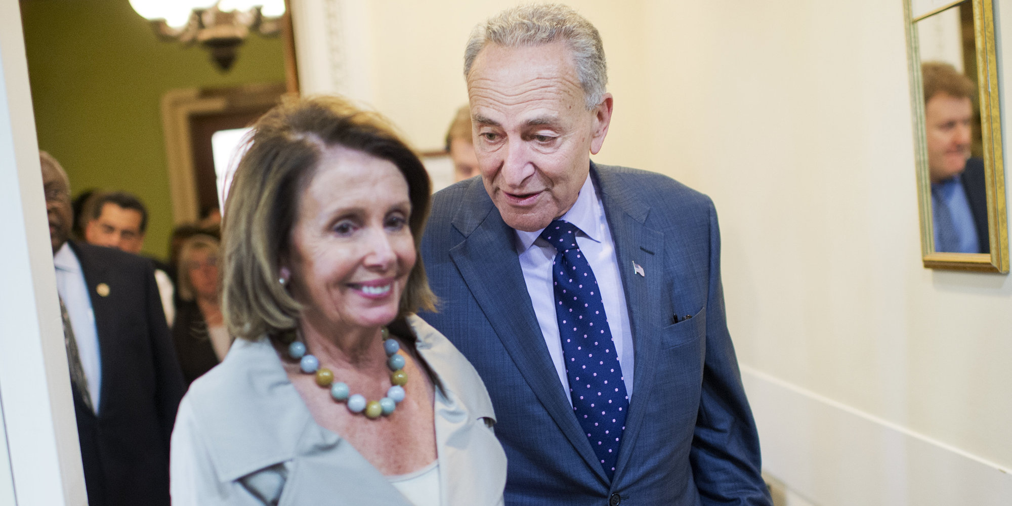 Líderes demócratas exigen renuncia de secretario de Justicia por espionaje ruso - pelosi-y-schumer