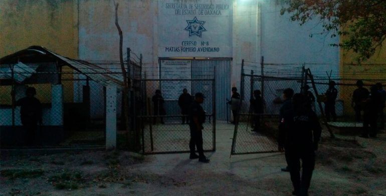 Liberan al director del penal de Oaxaca retenido por reos
