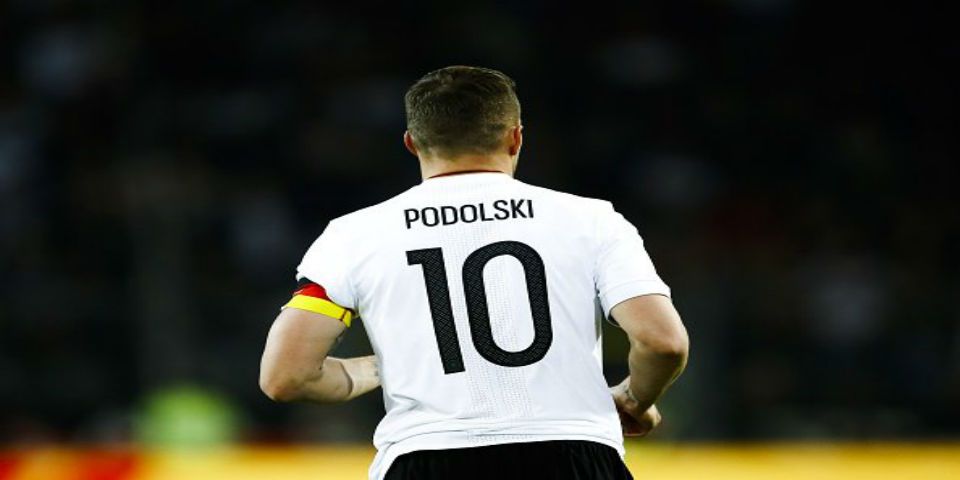 Podolski anota en su partido de despedida de la Selección Alemana